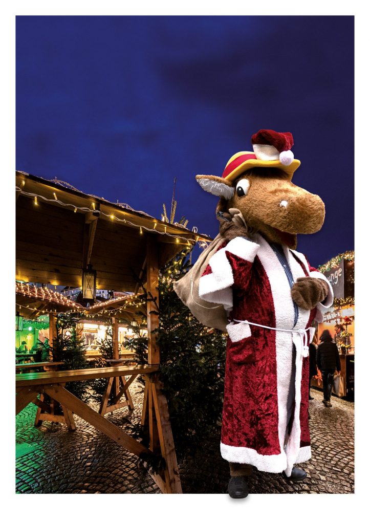 Kirmesmaskottchen Fritz besucht den Herner Weihnachtsmarkt 2023.